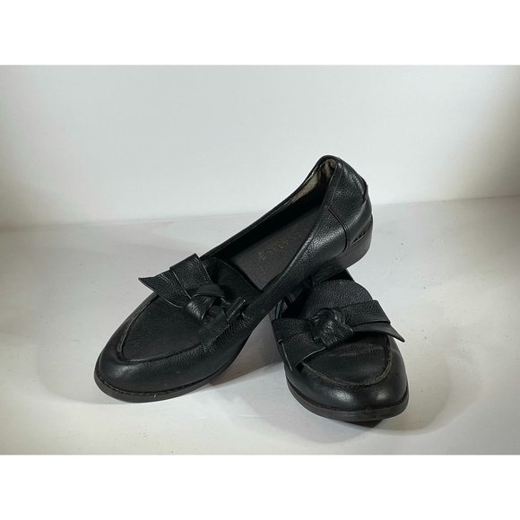 ⭐️⭐️'Very Volatile Women's size 9.  Super Cute Bow design  ⭐️⭐️ - Picture 1 of 4